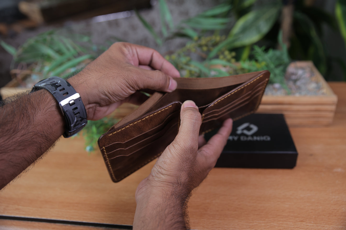 Bi-fold Pull-up Leather wallet, Hand Stitched. Camel Brown, RR-HD201